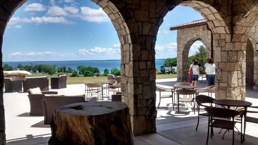 Beautiful Lake View Studio Condo At The Shores Traverse City Kültér fotó